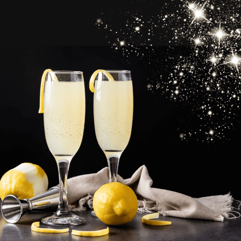 Twee glazen scroppino met perenijsjes en als garnering een citroen krul en eetbare glitters